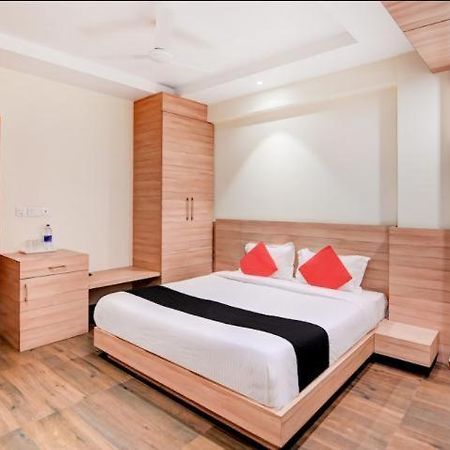 Triton Inn Лакнау Екстериор снимка