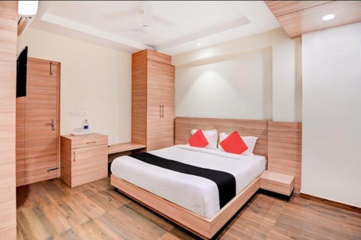 Triton Inn Лакнау Екстериор снимка